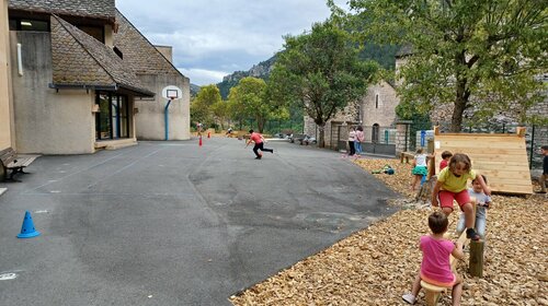 Nouvelle cour de l'école de Sainte-Énimie