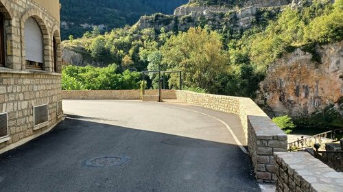 Aménagement sur le pont de Sainte-Enimie