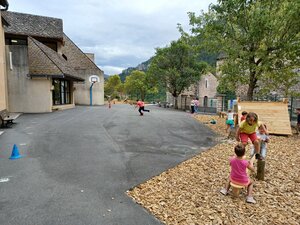 Nouvelle cour de l'école de Sainte-Énimie